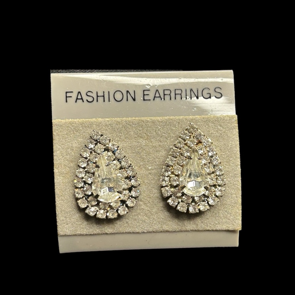 Diamond Embedded Teardrop Pierced Earrings